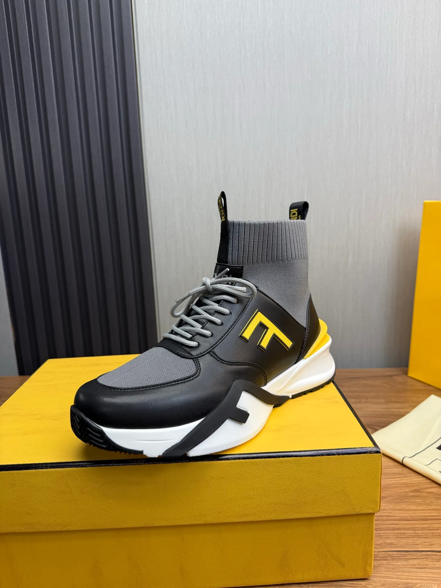 Men's men's shoes 💰560💰 Fendi [Fendi] hot style is on the market 🔥Fashionable casual men's shoes 🔱 Made of original brand fly knit fabric. Original cowhide + breathable mesh lining + sheepskin feet. Perfect shape and top quality, you deserve it 🔜Original rubber outsole, ultra-light, non-slip and wear-resistant 👣 Standard size 38-44
